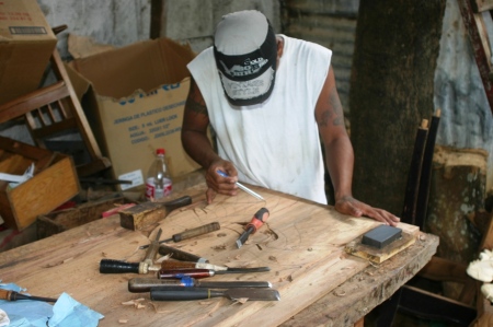 Artesano tallando una puerta de cedro